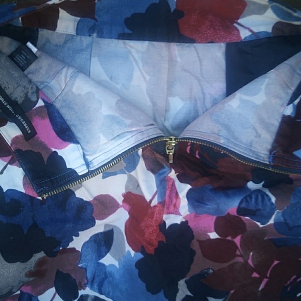 Skirt with art of flowers